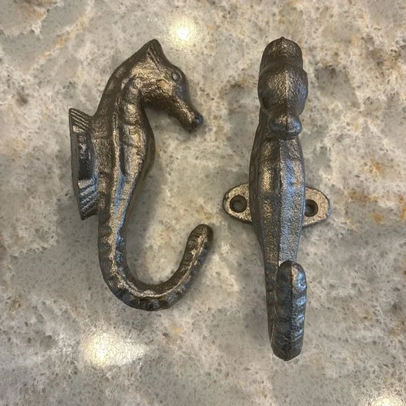 Seahorse Antique style cast iron wall mounted hardware. Sprayed in gold. - Picture 2 of 5